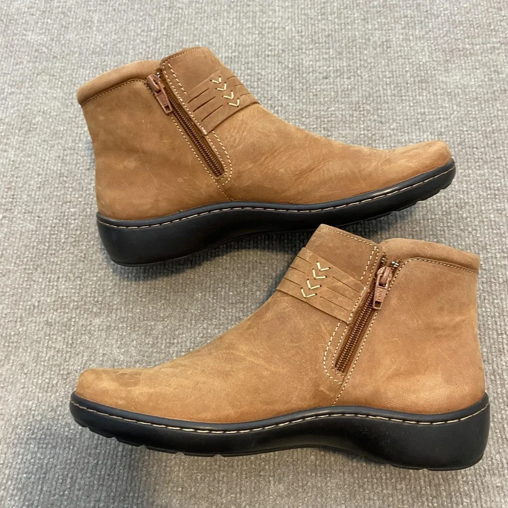 Clarks Booties Womens Size 10 Brown‎ Nubuck Ankle Wedge Zip Button Comfort